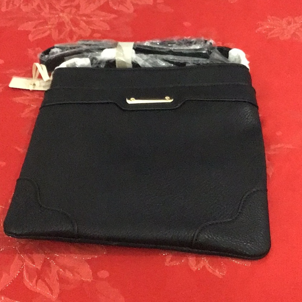 Black Crossbody Bag w/ Long Adjustable Strap & Back Zippered Pocket.